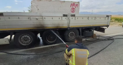 Karaman-Konya yolunda mermer yüklü tırın lastiği alev aldı