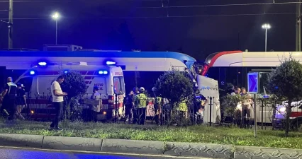İki tramvay kafa kafaya çarpıştı! Can pazarı yaşanıyor…