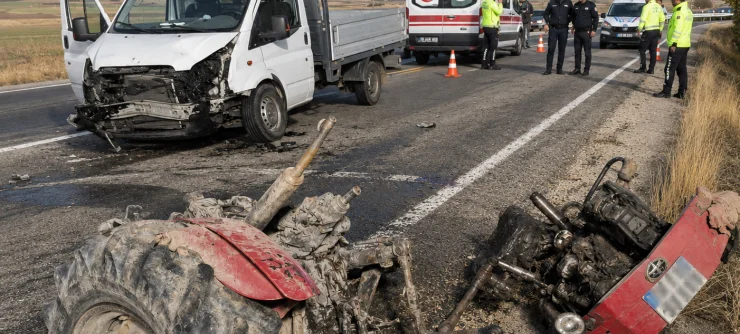 Karaman-Konya yolunda kamyonet ile traktör çarpıştı: 2 yaralı