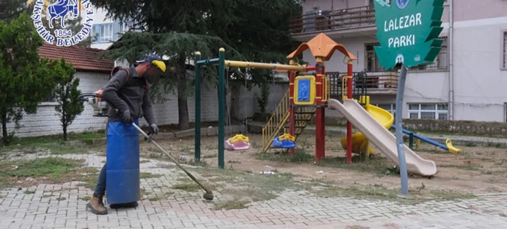 Akşehir’de Cadde ve Refüjlerde Kış Temizliği Başladı