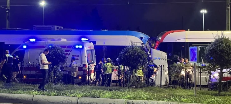 İki tramvay kafa kafaya çarpıştı! Can pazarı yaşanıyor…