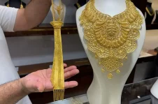 Düğünlerin cep yakan yeni trendi: Altın kravat